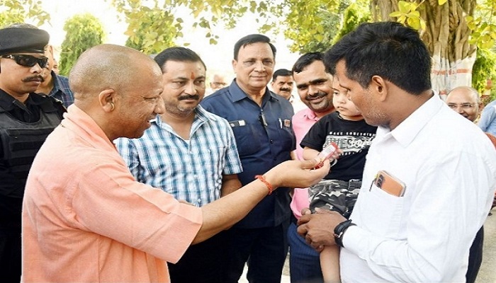 अभिभावक के रूप में सीएम योगी ने दिया आशीर्वाद, दोस्त बन गिफ्ट की चॉकलेट