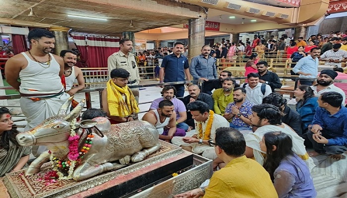 महाकाल के दरबार में पहुंचे फिल्म अभिनेता मनोज वाजपेयी