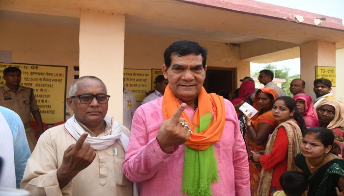 ऊर्जा मंत्री एके शर्मा ने किया अपने मताधिकार का उपयोग, लाइन में लगकर डाला वोट