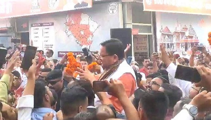 उत्तराखंड में भाजपा कार्यकर्ताओं का जश्न, ढोल-नगाड़ों की थाप पर मुख्यमंत्री धामी संग थिरके