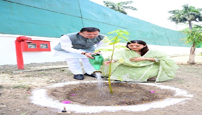 सीएम धामी ने किया पौधरोपण, बोले- आज संकल्प लेने का दिन है