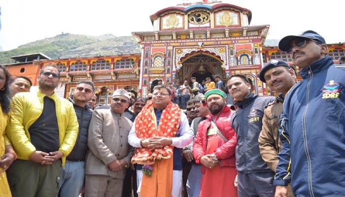 बदरीनाथ धाम पहुंचे सीएम धामी, यात्रा व्यवस्थाओं का किया स्थलीय निरीक्षण