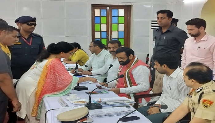 निगम का शुल्क अदा न करने पर बिल्डर की संपत्ति करें अटैच : सीएम