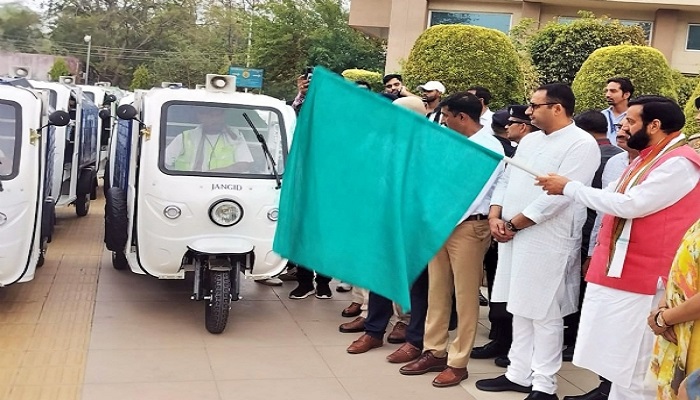 सीएम ने डोर-टू-डोर कचरा उठाने वाले 50 नए वाहनों को दिखाई हरी झंडी