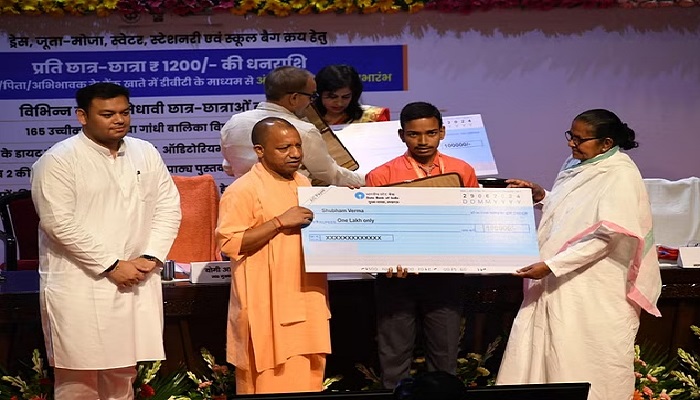 स्कूली छात्रों को सीएम योगी ने दी 1056 करोड़ की सौगात, अभिभावकों के खाते में भेजे 1200 रुपए