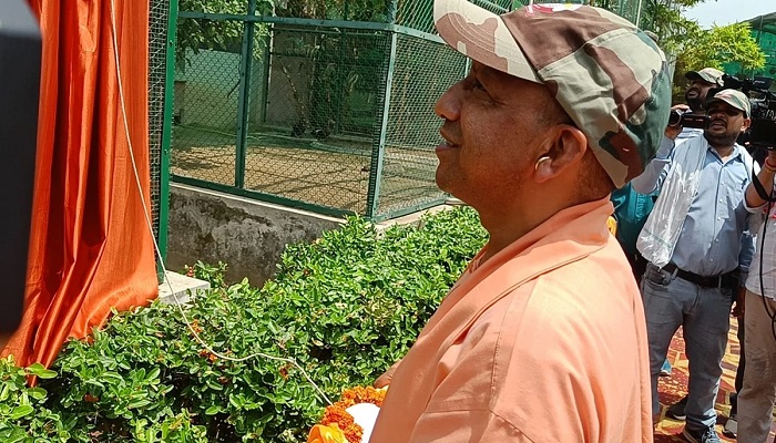मुख्यमंत्री योगी ने गोरखपुर चिड़ियाघर में बब्बर शेर की जोड़ी को बाड़े में कराया प्रवेश