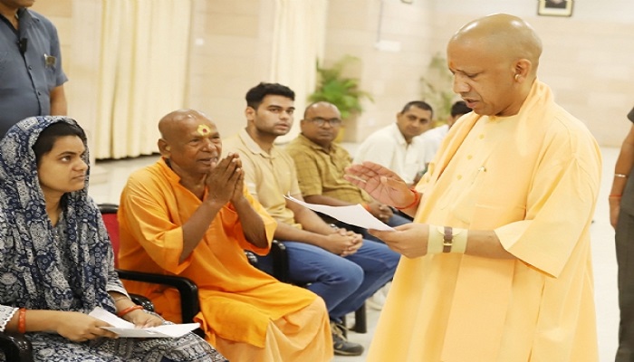 अधिकारी आमजन की पीड़ा सुनें और समय से निस्तारण करें : मुख्यमंत्री योगी