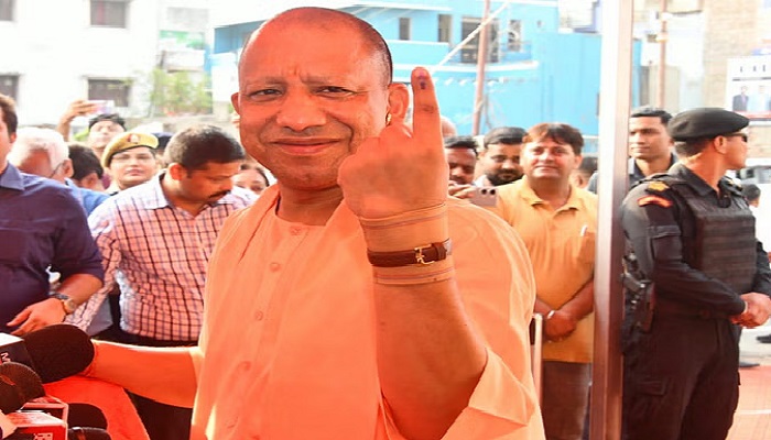 CM योगी ने किया मतदान, बोले- एक बार फिर प्रचंड बहुमत वाली मोदी सरकार बननी तय