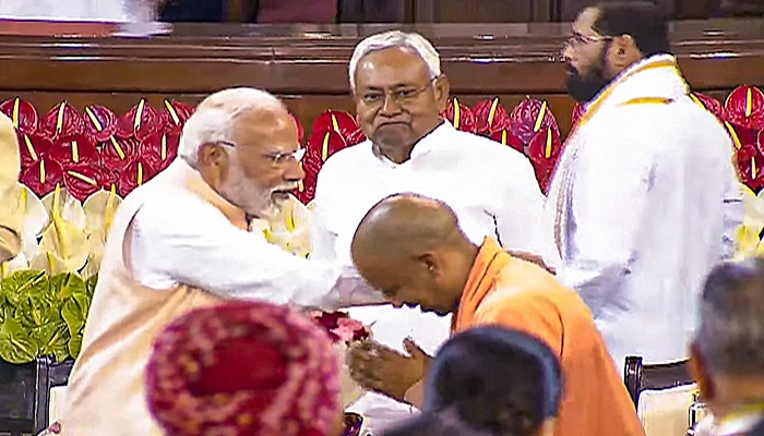 सेंट्रल हॉल में पीएम मोदी ने मुख्यमंत्री योगी की थपथपाई पीठ