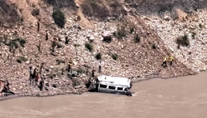 बदरीनाथ हाईवे पर टैंपो ट्रैवलर अलकनंदा में गिरा, नौ यात्रियों की मौत, रेस्क्यू जारी