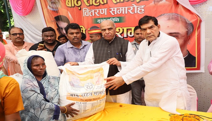 बाढ़ में क्षतिग्रस्त फसलों का सर्वे कराकर समय पर दें मुआवजा: एके शर्मा
