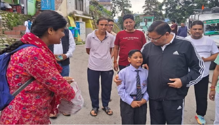 गोपेश्वर की सड़कों पर निकले मुख्यमंत्री, लोगों से की बातचीत, स्कूली बच्चों को किया दुलार