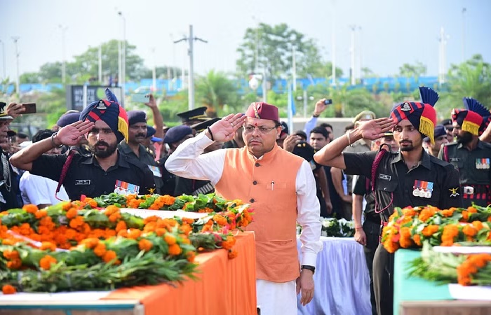 देहरादून पहुंचे पांचों बलिदानियों के पार्थिव शरीर, सीएम धामी ने दी श्रद्धांजलि