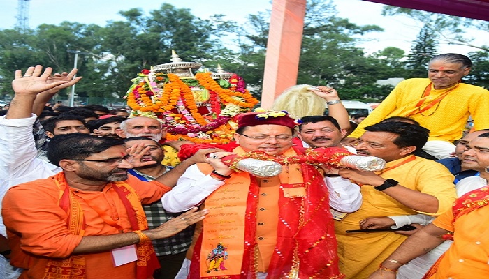 बाबा बौखनाग की डोली को मुख्यमंत्री धामी ने कंधा देकर अयोध्या धाम भ्रमण को किया रवाना