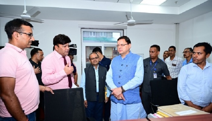 धामी ने राज्य आपदा परिचालन केन्द्र का किया निरीक्षण, बोले- रिस्पांस टाइम कम से कम रखें