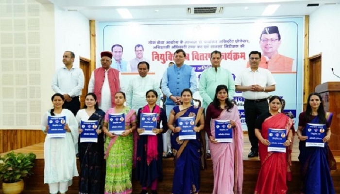 सीएम धामी ने 153 अभ्यर्थियों को सौंपे नियुक्ति पत्र, बाेले- संकल्प व अनुशासन के साथ करें कार्य