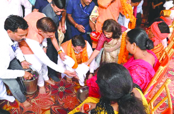 सीएम धामी ने धोए कांवड़ियों के चरण, हेलीकॉप्टर से की पुष्पवर्षा