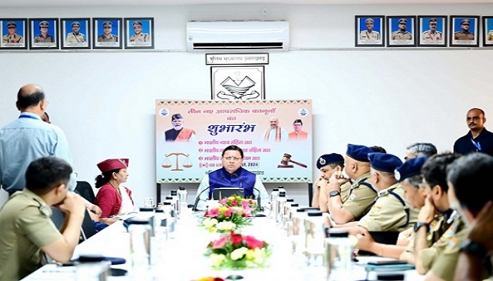 नए कानूनों पर आधारित एप का शुभारंभ, मुख्यमंत्री ने पुलिसकर्मियों को बांटे टैबलेट