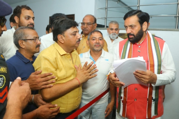 मुख्यमंत्री से मिले नाहरा-नाहरी रोड के दुकानदार, रखी ये मांग