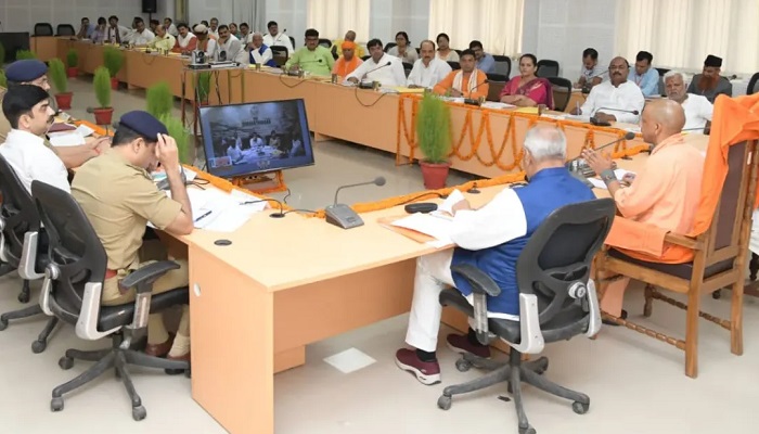 सरकारी कार्यालयों का करें औचक निरीक्षण, विद्यालयों में शिक्षकों की उपस्थिति जांचें: योगी