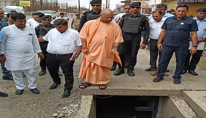 योगी ने निर्माणाधीन दाउदपुर फ्लाईओवर और सिक्सलेन मार्ग का निरीक्षण किया