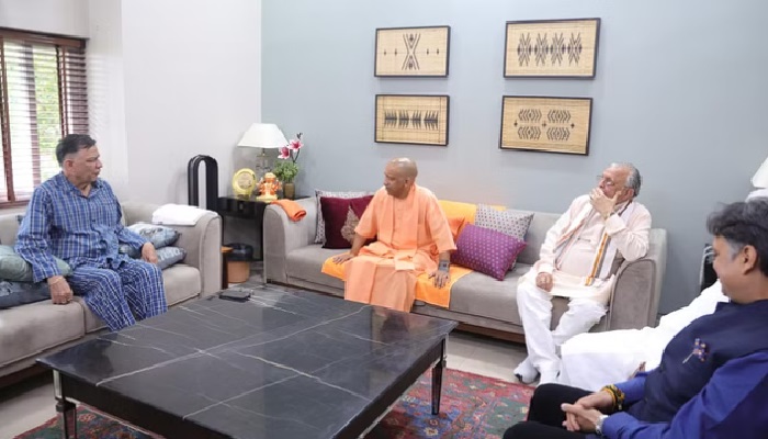 यूपी विधानसभा अध्यक्ष के घर पहुंचे सीएम योगी, जाना उनका हालचाल
