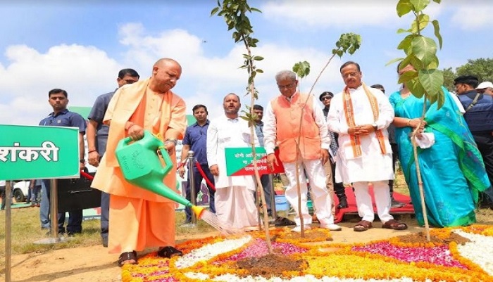 सीएम योगी ने किया ‘एक पेड़ माँ के नाम’ वृक्षारोपण अभियान का शुभारम्भ