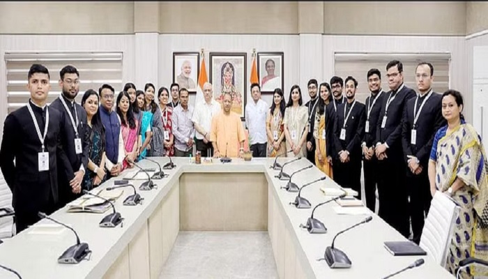 प्रशिक्षु अफसरों से मिले सीएम योगी, बोले- सीखने और पढ़ने की आदत निरंतर रखें
