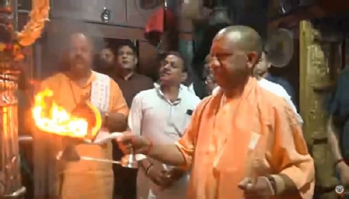 सीएम योगी ने श्री काशी विश्वनाथ मंदिर में किया दर्शन पूजन, उतारी आरती