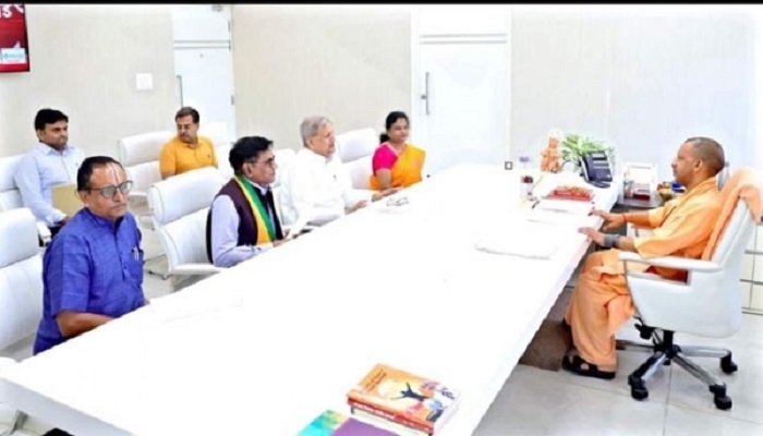 सीएम योगी से मिले पूर्व मंत्री डॉ. नरेंद्र सिंह गौर व महानगर अध्यक्ष