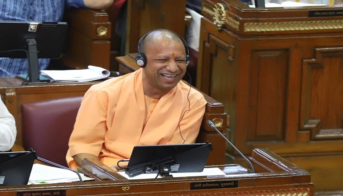 सदन में अलग अंदाज में नजर आ रहे सीएम योगी