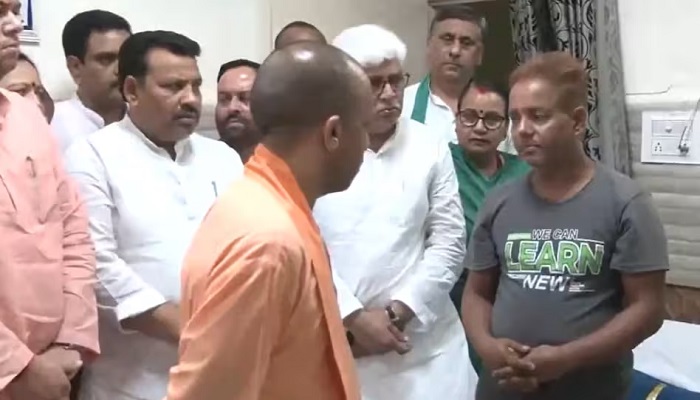हाथरस पहुंचे सीएम योगी, सत्संग हादसे में घायलों से की भेंट