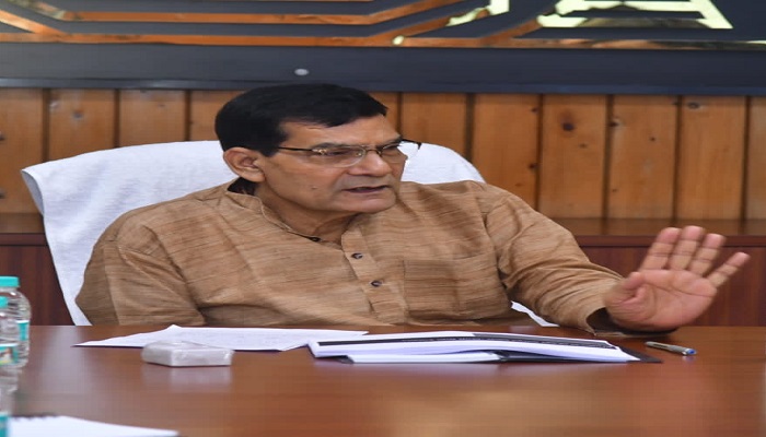 सार्वजनिक क्षेत्र के उपक्रम और निजी कंपनिया सौर ऊर्जा और जैव ऊर्जा के क्षेत्र में कर रहीं कार्य
