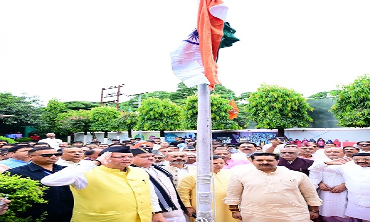 मुख्यमंत्री धामी ने सरकारी आवास और पार्टी कार्यालय में किया ध्वजारोहण