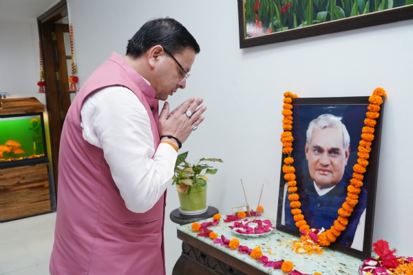 मुख्यमंत्री धामी ने अटल बिहारी वाजपेयी को अर्पित की श्रद्धांजलि