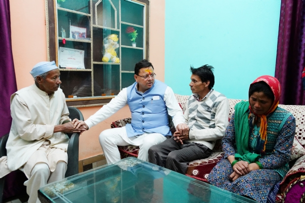 मुख्यमंत्री ने हिमांशु नेगी के परिजनों से घर जाकर की भेंट