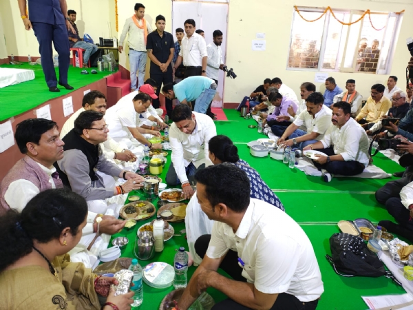 मुख्यमंत्री ने कार्यकर्ताओं संग टिफिन बैठक कर किया संवाद,बोले-विशेष क्षण