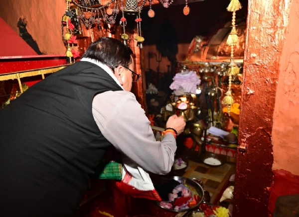 सीएम धामी ने गोलू देवता के दर्शन कर प्रदेश की खुशहाली की कामना की