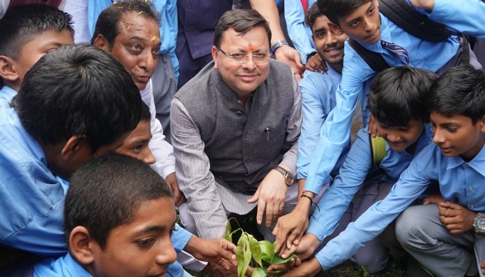 सीएम धामी ने ‘एक पेड़ मां के नाम’ अभियान के तहत किया पौधरोपण