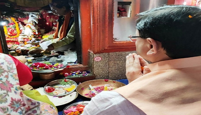 मुख्यमंत्री धामी ने ग्वेल देवता मंदिर में की पूजा-अर्चना