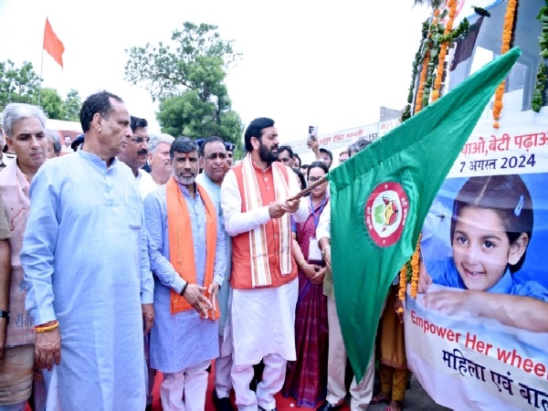 सीएम ने महिला एवं बाल विकास विभाग की जागरूकता वैन को किया हरी झंडी दिखा रवाना