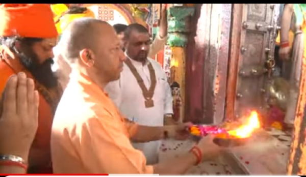 रामलला के चरणों में सीएम योगी ने झुकाया शीश