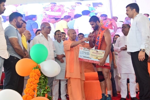 सीएम योगी ने गोरखनाथ मंदिर मेला में पहलवानाें काे किया पुरस्कृत