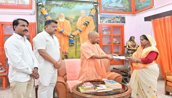 मृतक आश्रित महिलाओं को सीएम योगी ने प्रदान किये चेक