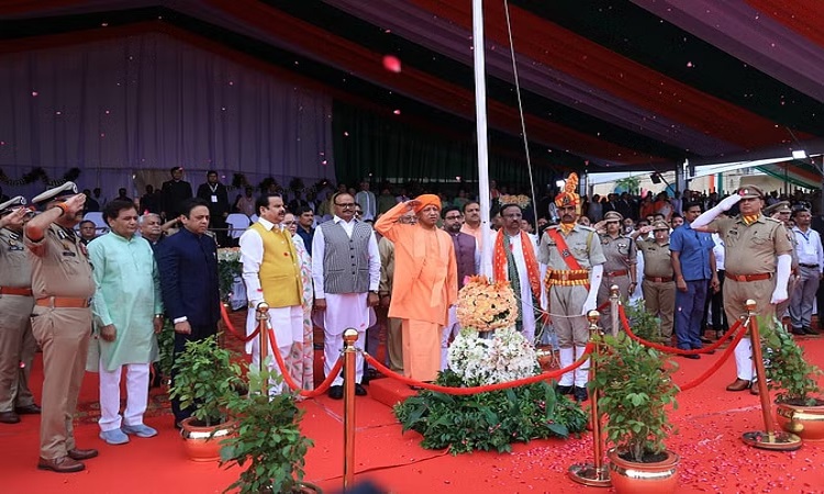 सीएम योगी ने किया ध्वजारोहण, बोले- देश के वीर सपूतों के संकल्पों से खुद को जोड़ने का है यह वक्त