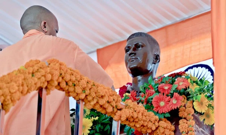 कीर्ति चक्र विजेता शहीद कैप्टन अंशुमान सिंह की मूर्ति का सीएम योगी ने किया अनावरण