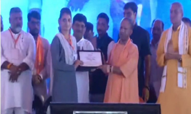 मुख्यमंत्री योगी ने पांच हजार से अधिक युवाओं को बांटे नियुक्ति पत्र