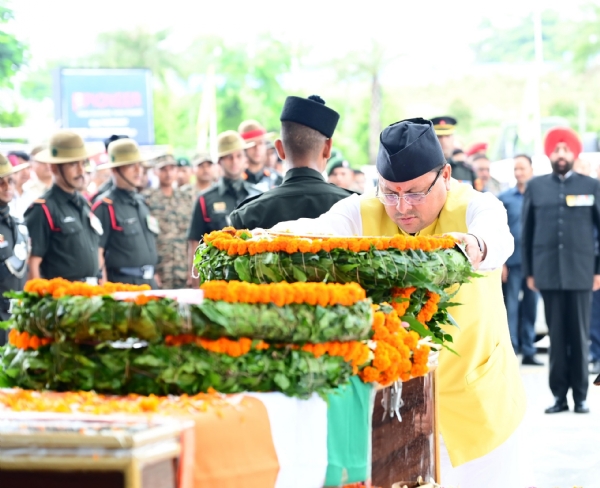 आतंकी मुठभेड़ में बलिदानी कैप्टन दीपक सिंह का शव पहुंचा देहरादून, राज्यपाल व मुख्यमंत्री ने दी श्रद्धांजलि