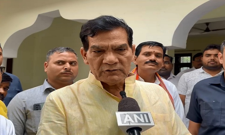 गुंडों माफियाओं के खिलाफ कानूनी प्रक्रिया का पालन करते हुए हो रहा बुलडोजर का प्रयोग: एके शर्मा