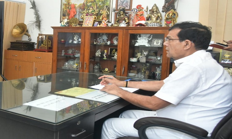 गंदगी फैलाने वाले लोगों को चिन्हित कर उनके खिलाफ निःसंकोच की जाए कानूनी कार्यवाही: एके शर्मा